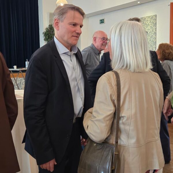 Bürgermeister Oliver Theiß beim Jahresempfang 2026 im Gespräch mit einer Bürgerin.