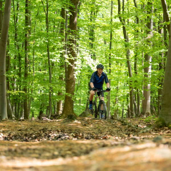 Bürgermeister Oliver Theiß unterwegs mit dem Mountainbike im Bückeberg.
