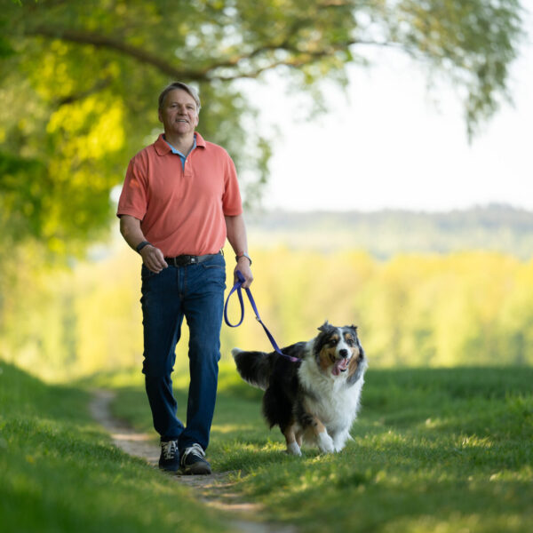 Oliver Theiß beim Spaziergang mit seinem Hund.