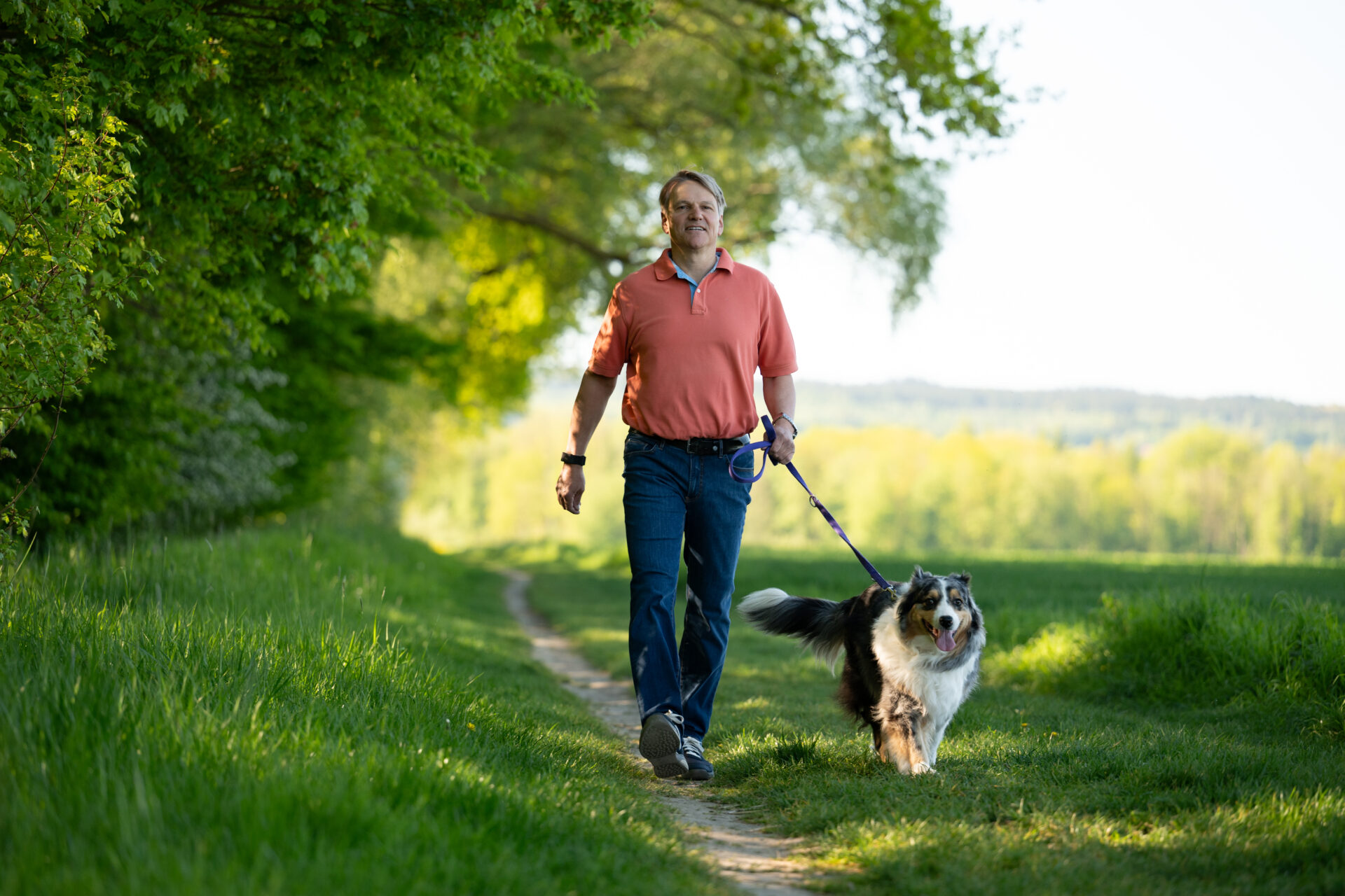 Oliver Theiß beim Spaziergang mit seinem Hund.