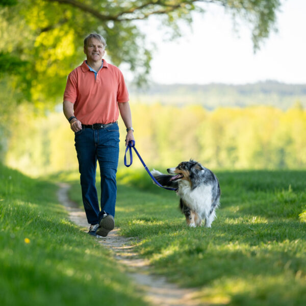 Oliver Theiß beim Spaziergang mit seinem Hund.