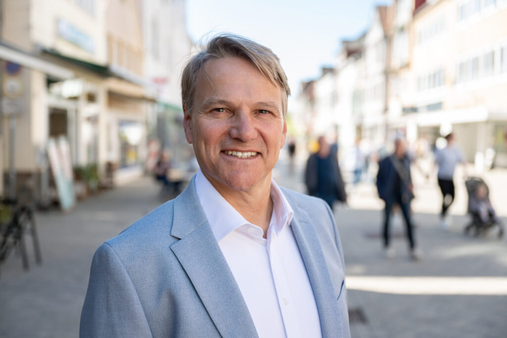 Bürgermeister Oliver Theiß in der Innenstadt von Stadthagen