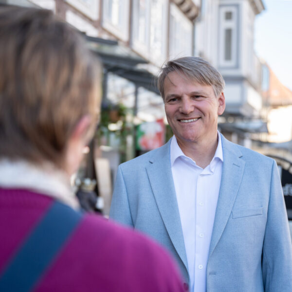 Bürgermeister Oliver Theiß im Bürgergespräch auf dem Marktplatz von Stadthagen.