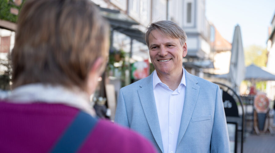 Bürgermeister Oliver Theiß im Bürgergespräch auf dem Marktplatz von Stadthagen.