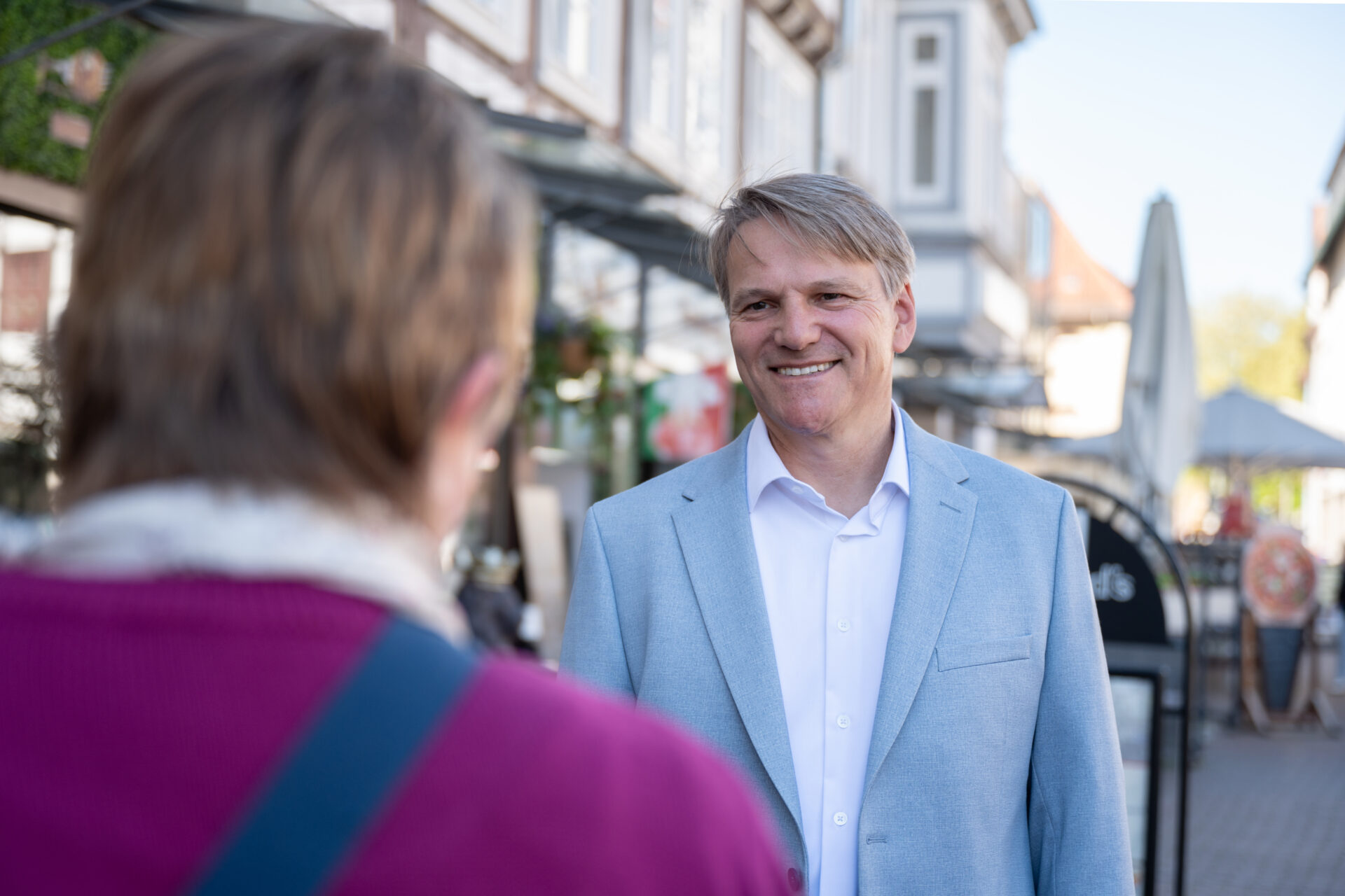 Bürgermeister Oliver Theiß im Bürgergespräch auf dem Marktplatz von Stadthagen.