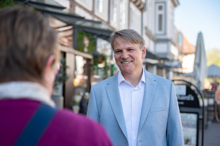 Bürgermeister Oliver Theiß im Bürgergespräch auf dem Marktplatz von Stadthagen.