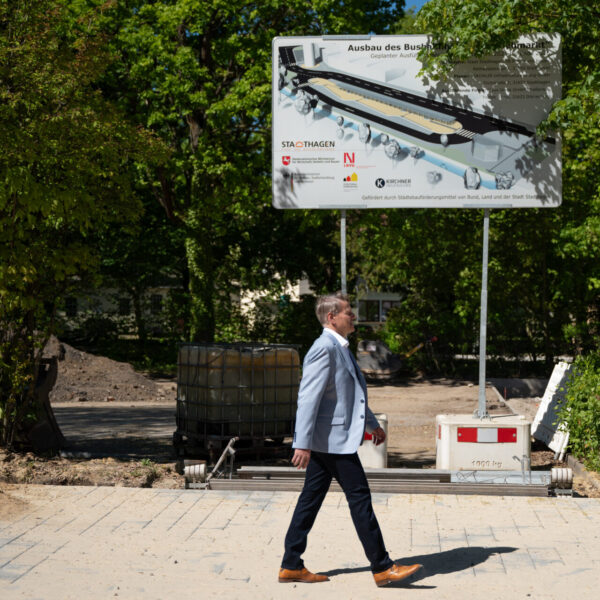 Bürgermeister Oliver Theiß an der Baustelle des ZOB am Viehmarkt in Stadthagen.