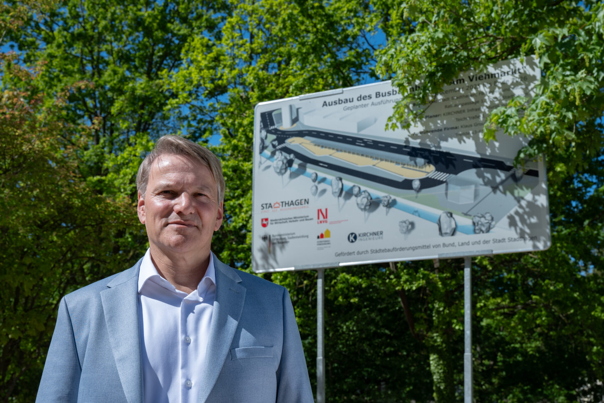 Bürgermeister Oliver Theiß an der Baustelle des ZOB am Viehmarkt in Stadthagen.