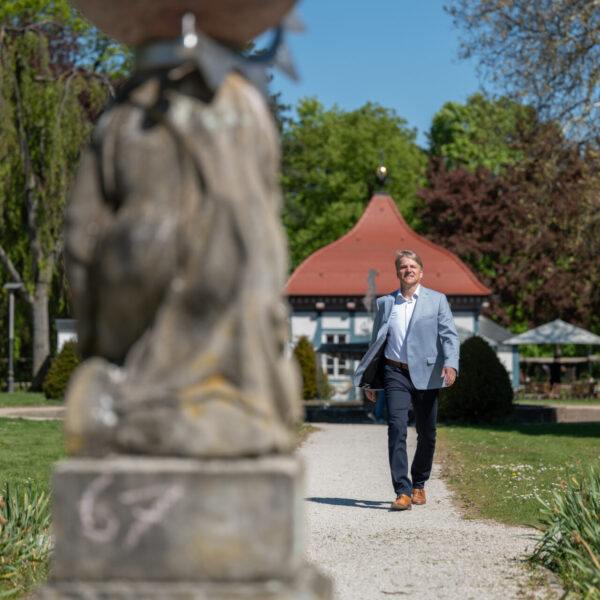 Bürgermeister Oliver Theiß im Schlossgarten.