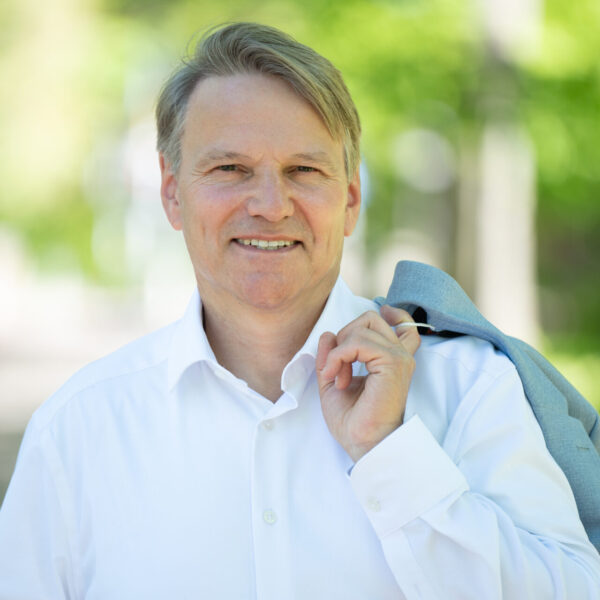 Bürgermeister Oliver Theiß im Schlossgarten von Stadthagen.