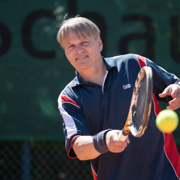 Bürgermeister Oliver Theiß auf dem Tennisplatz in Stadthagen.