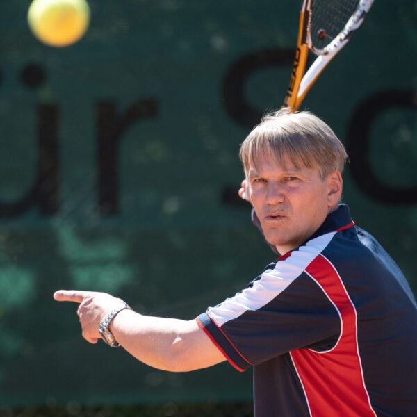 Bürgermeister Oliver Theiß auf dem Tennisplatz in Stadthagen.