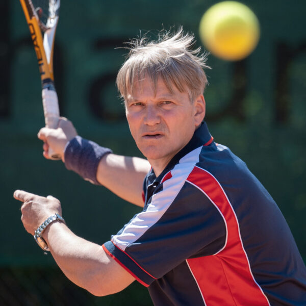 Bürgermeister Oliver Theiß auf dem Tennisplatz in Stadthagen.