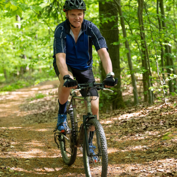 Bürgermeister Oliver Theiß unterwegs mit dem Mountainbike im Bückeberg.