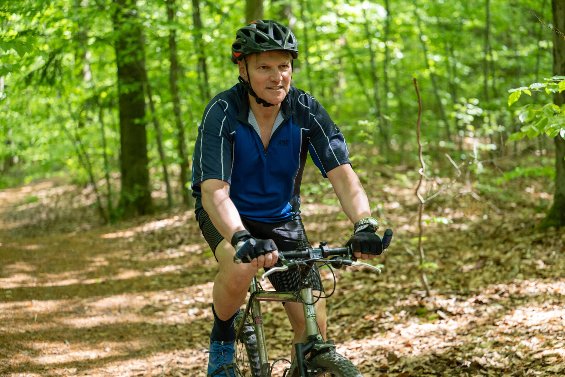 Bürgermeister Oliver Theiß unterwegs mit dem Mountainbike im Bückeberg.