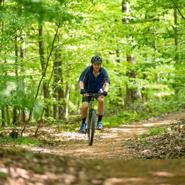 Bürgermeister Oliver Theiß unterwegs mit dem Mountainbike im Bückeberg.
