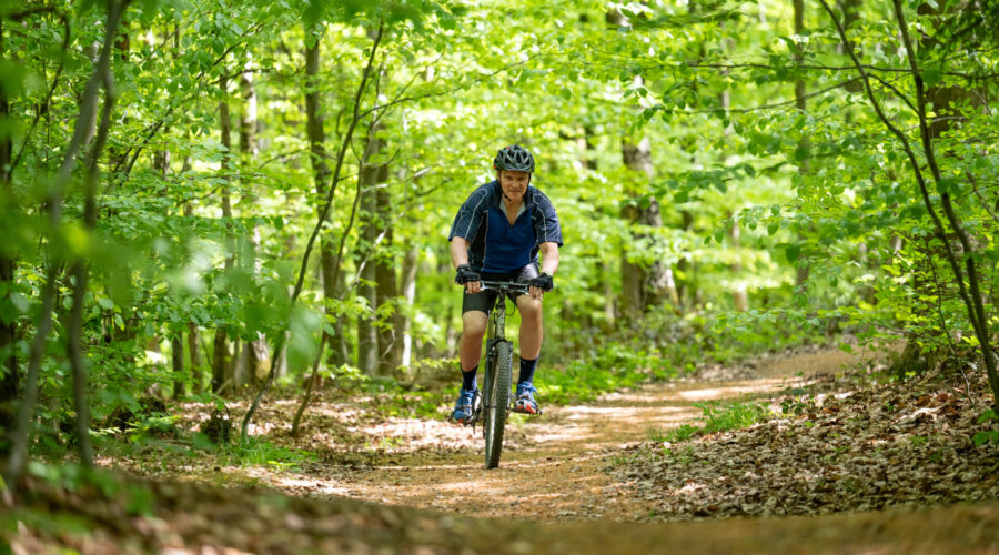 Bürgermeister Oliver Theiß unterwegs mit dem Mountainbike im Bückeberg.