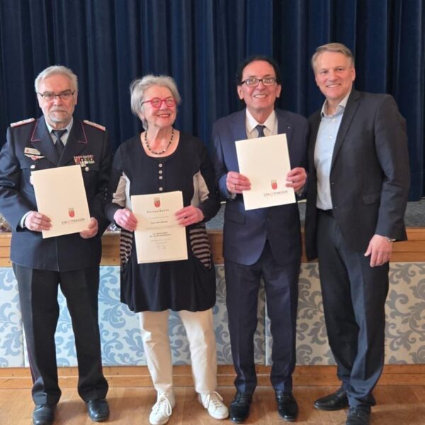 Von links: Rainer Pflugradt, Rita Bauck und Vasile Wille-Munteanu sind von Bürgermeister Oliver Theiß mit der Ehrennadel der Stadt ausgezeichnet worden.