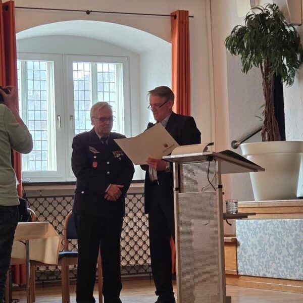 Bürgermeister Oliver Theiß bei der Ehrung von Rainer Pflugradt während des Jahresempfanges 2026 der Stadt Stadthagen.