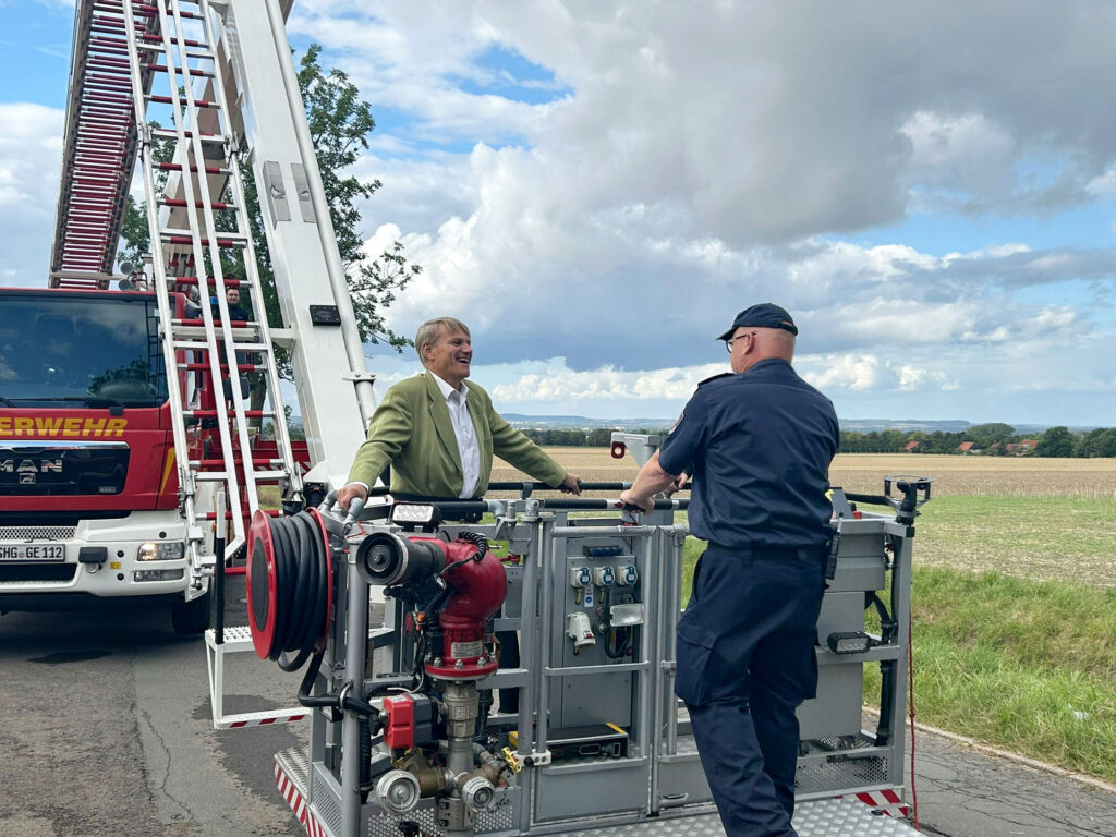 Bürgermeister Oliver Theiß auf der Hubrettungsbühne der Feuerwehr Stadthagen.