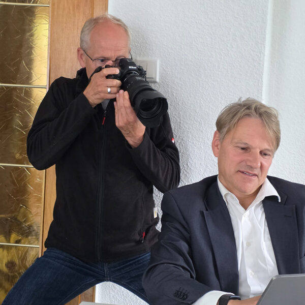 Blick hinter die Kulissen: Bürgermeister Oliver Theiß und Fotograf Rainer Jensen