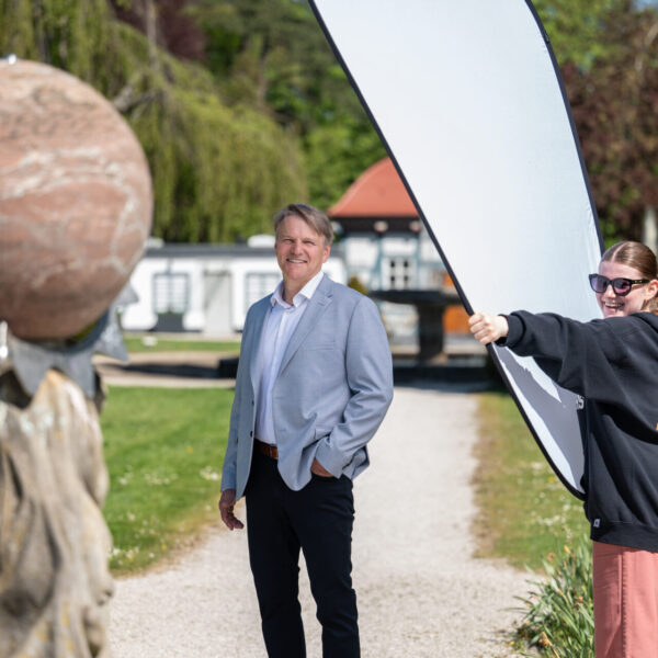 Bürgermeister Oliver Theiß mit seiner Tochter während des Fotoshootings im Schlossgarten von Stadthagen. Die Sonne blendet.