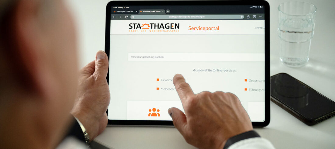 Oliver Theiß zeigt das digitale Serviceportal der Stadt Stadthagen.