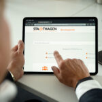 Oliver Theiß zeigt das digitale Serviceportal der Stadt Stadthagen.