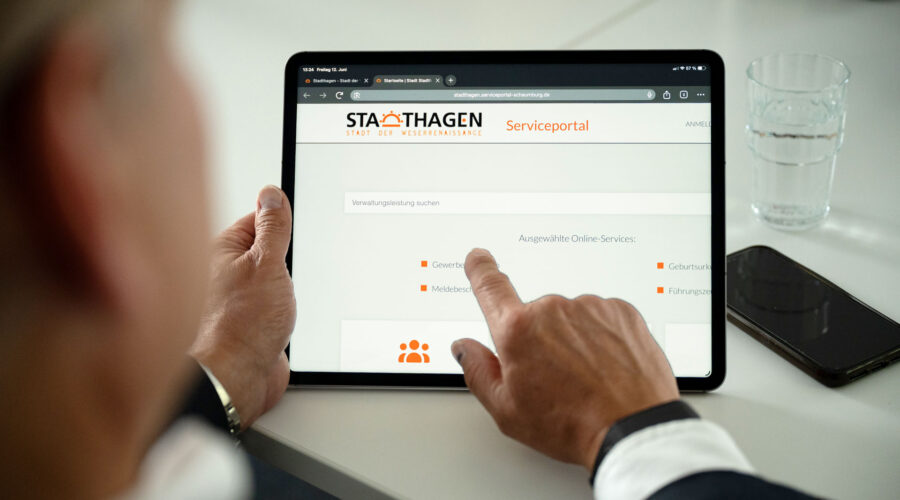 Oliver Theiß zeigt das digitale Serviceportal der Stadt Stadthagen.