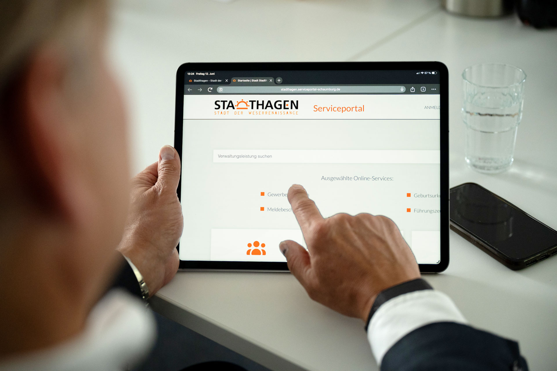 Oliver Theiß zeigt das digitale Serviceportal der Stadt Stadthagen.